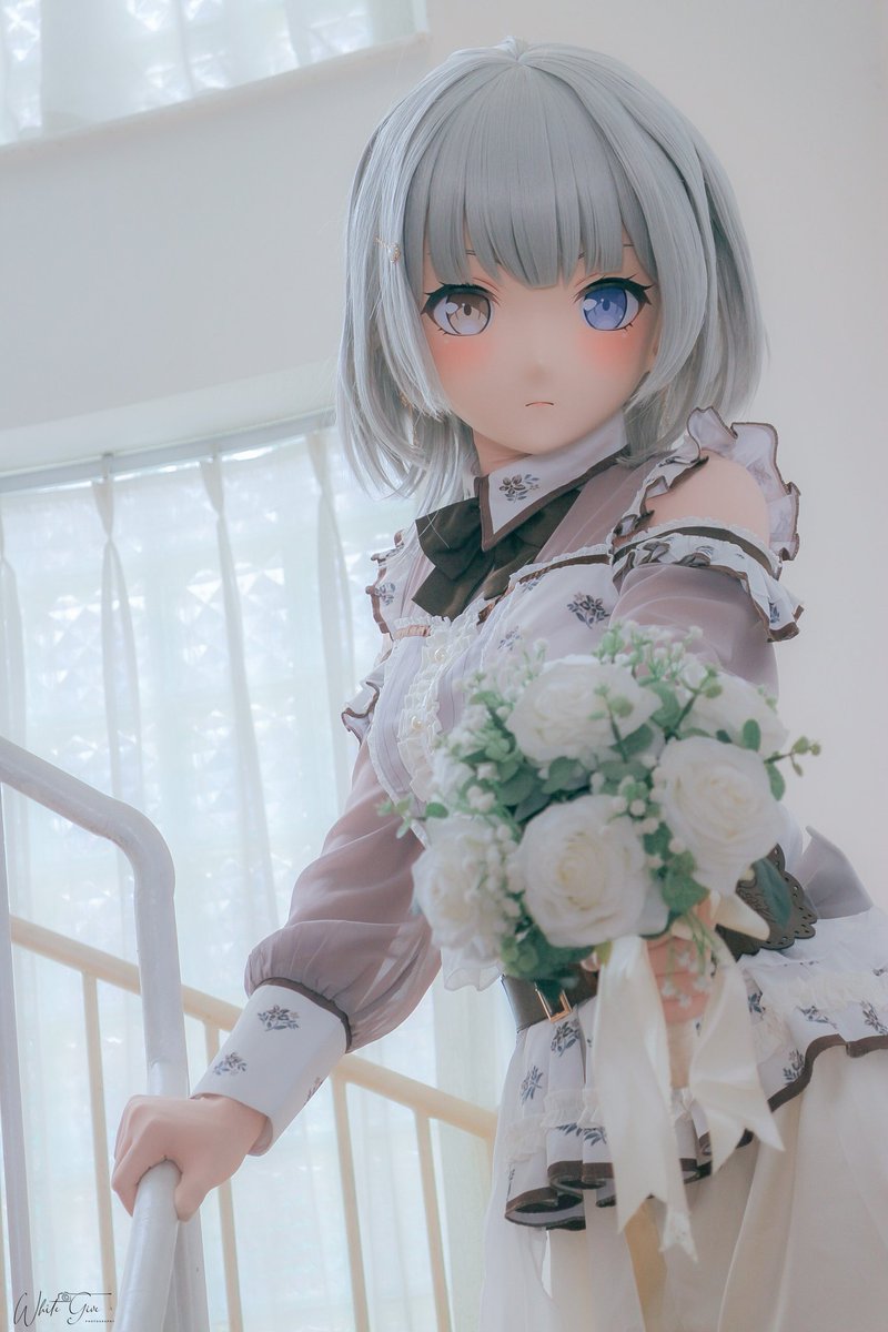 polutiontea's tweet image. 头发丝在晨光里柔软，
手中吐露白花的幽香。
楼梯扶手冰凉，却托起，
你温柔的指尖和未说的话。
镜中的双眸深浅不一，
一半迎光，一半匿影。
凝视自己，像注视一段疏离的过往。
感谢：摄影：@Lunarwolf_LB
              修图：@whitegive007
#kigurumi #着ぐるみ #mygo #要乐奈