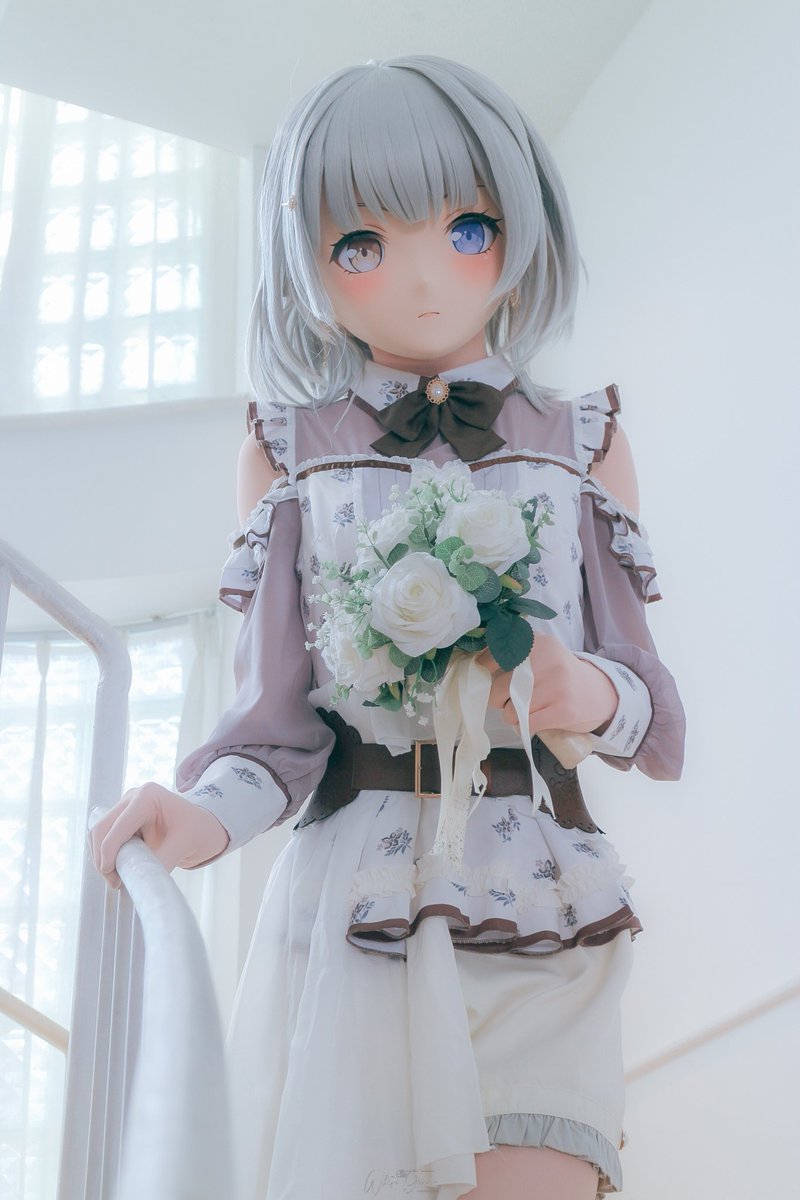 polutiontea's tweet image. 头发丝在晨光里柔软，
手中吐露白花的幽香。
楼梯扶手冰凉，却托起，
你温柔的指尖和未说的话。
镜中的双眸深浅不一，
一半迎光，一半匿影。
凝视自己，像注视一段疏离的过往。
感谢：摄影：@Lunarwolf_LB
              修图：@whitegive007
#kigurumi #着ぐるみ #mygo #要乐奈