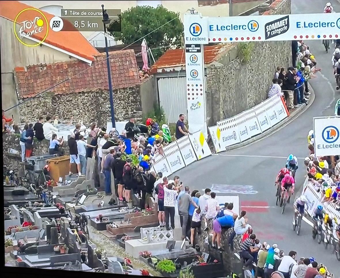 Seguire il passaggio del Tour direttamente dal cimitero ✅️