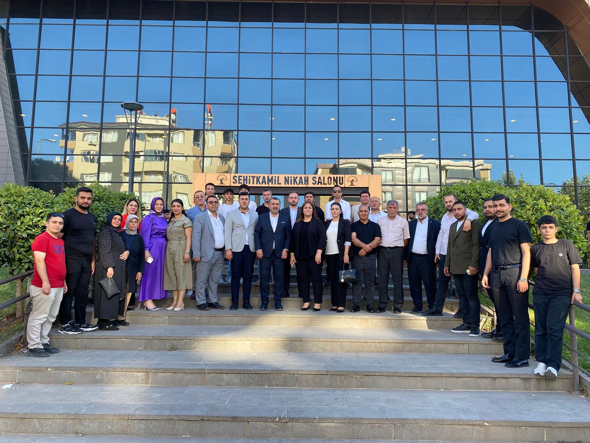 İlçe Başkanımız Sn. İsmail GÜLER, İlçe Kadın Kolları Başkanımız Sn. Yasemin Karaca ERSÖZ ve Yürütme ve Yönetim Kurulu Üyelerimizle birlikte; 

Erikli Muhtarımız Halil Can DEMİR’in yeğeninin nikah merasimine katılarak bu anlamlı günde mutluluklarına ortak olduk. 

Rabbim bir ömür