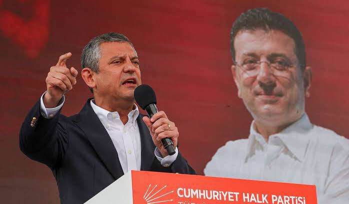 ZİHNİ ÇAKIR (@zcakir27) on Twitter photo Bu devlet eğer sana “… sokağa davet ettirme. Televizyondan izlersiniz meydanları, Mısır’daki gibi” sözlerini yedirmez, seni de tasmanı tutan hırsızla aynı kodese tıkmazsa bu develete de yazıklar olsun <a href="/eczozgurozel/">Özgür Özel</a> Bu devlet eğer sana “… sokağa davet ettirme. Televizyondan izlersiniz meydanları, Mısır’daki gibi” sözlerini yedirmez, seni de tasmanı tutan hırsızla aynı kodese tıkmazsa bu develete de yazıklar olsun <a href="/eczozgurozel/">Özgür Özel</a>