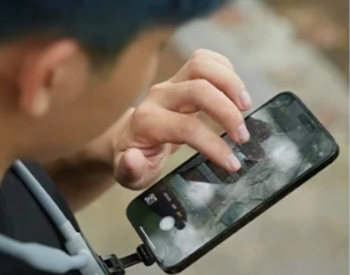 Böyle saçma aparatlar çıktıysa elde telefon taşıma devrinin sonuna geliyoruz demektir. Gözlükler çok yakında mobil telefonlar ile entegre olurlar.