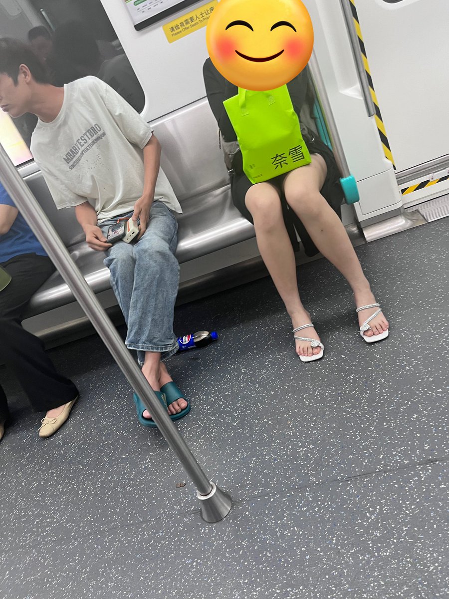 想射鞋子了 有母狗贡献鞋子吗
#地铁顶臀 #地铁偷拍 #jk #打胶射鞋