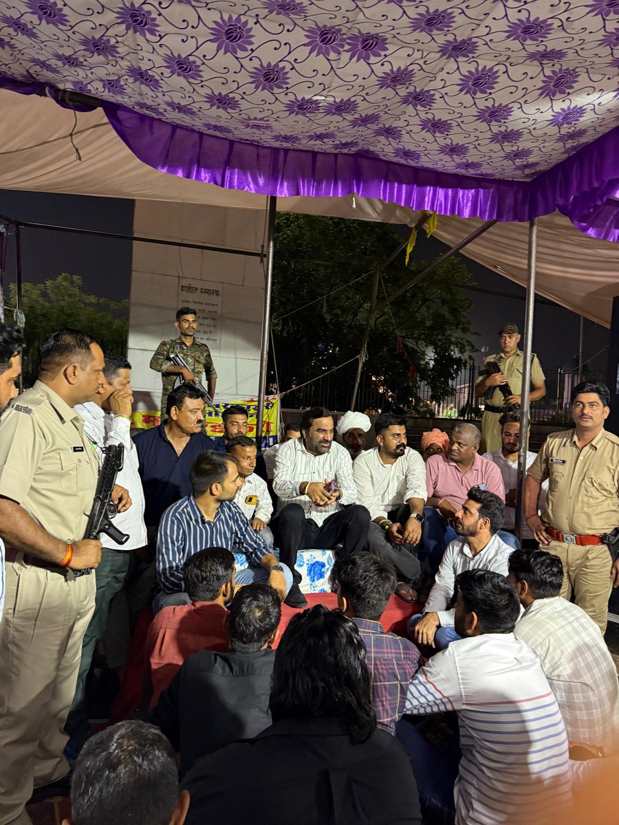 पुलिस उप-निरीक्षक भर्ती को रद्द करने तथा राजस्थान लोक सेवा आयोग के पुनर्गठन की मांग को लेकर  जयपुर स्थित शहीद स्मारक पर चल रहे धरने के छाया चित्र |
#RLP