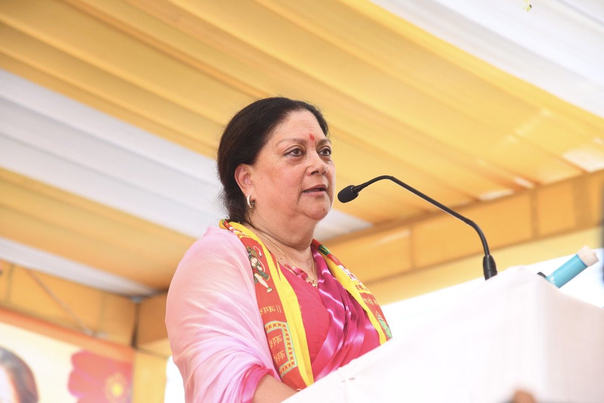 मौसम और इंसान कब बदल जाए कोई भरोसा नहीं। आजकल राजनीति में लोग नई दुनिया बसा लेते हैं, एक चेहरे पे कई चेहरे लगा लेते हैं, पर प्रो.सांवर लाल जाट ऐसे नहीं थे। वे मरते दम तक मेरे साथ थे। 

आज अजमेर जिले के सिरोंज गांव में पूर्व मंत्री स्व. प्रो.जाट जी के मूर्ति अनावरण कार्यक्रम में