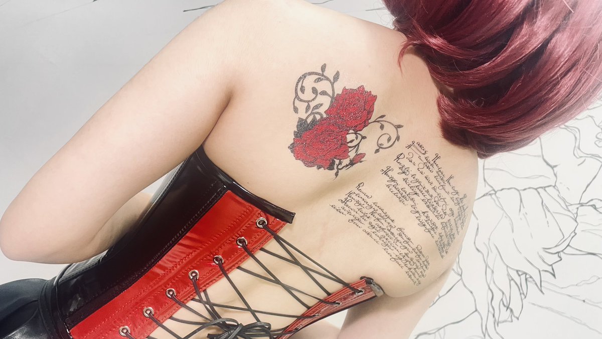 11yamachan's tweet image. #デザフェス お疲れさまでした🤓
ウチのスタッフ・マイちゃんの背中に新作バラ🌹タトゥーを咲かせました🥀コルセットの色味も相まってすこぶる映えましたね✨
めちゃ暑かったですが楽しいデザフェスでしたよー😊
Design office
　　studio red room
#タトゥーステッカー #tattoosticker