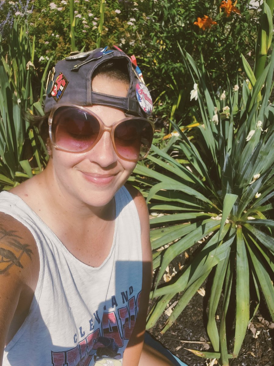 Jokerscuckoo's tweet image. Haven’t figured out how to get these weeds to pull themselves.  🌱

Hot and beautiful out here. 🌡☀️

#Yardwork
#WeekendVibes