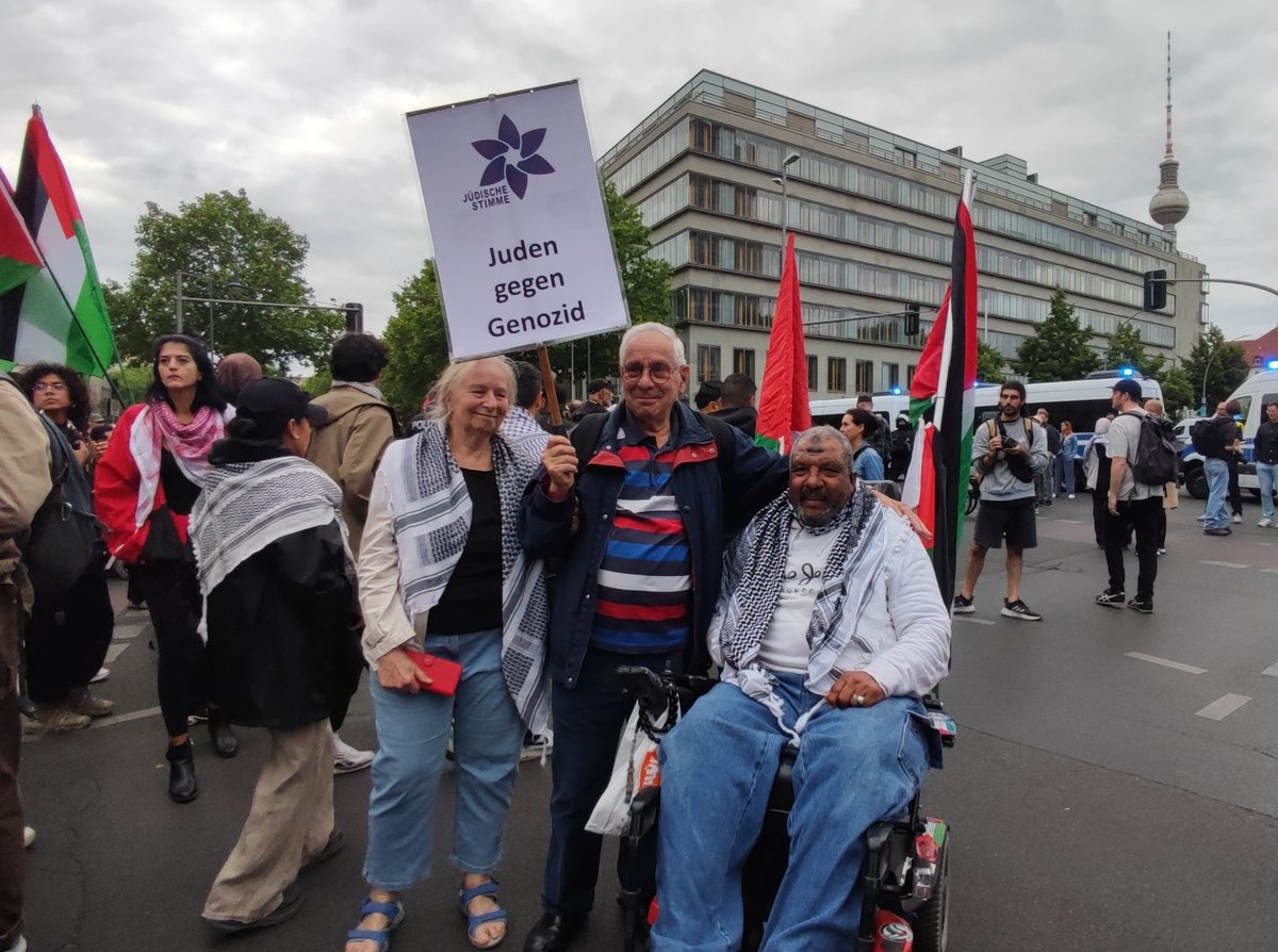kater hofmann 😼 🛸🚴🏼 (@katerhofmann) on Twitter photo <a href="/PetraF14059/">Petra F✏️🇩🇪💙🦅</a> "Juden gegen Genozid" stand auf dem Schild. Hier ein Foto von einer palästina-solidarischen Kundgebung aus dem letzten Jahr. Gleiches Schild. <a href="/PetraF14059/">Petra F✏️🇩🇪💙🦅</a> "Juden gegen Genozid" stand auf dem Schild. Hier ein Foto von einer palästina-solidarischen Kundgebung aus dem letzten Jahr. Gleiches Schild.