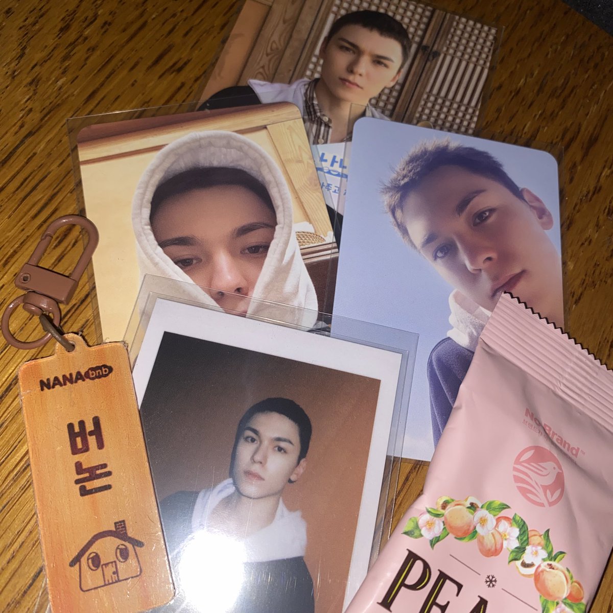 9597mail's tweet photo. thank u so much for the cute note, freebies, and updates 🥺 super kind seller!!! <3 @merchscapeph #gotitfrommerchscape https://t.co/6F0hNLyF8h