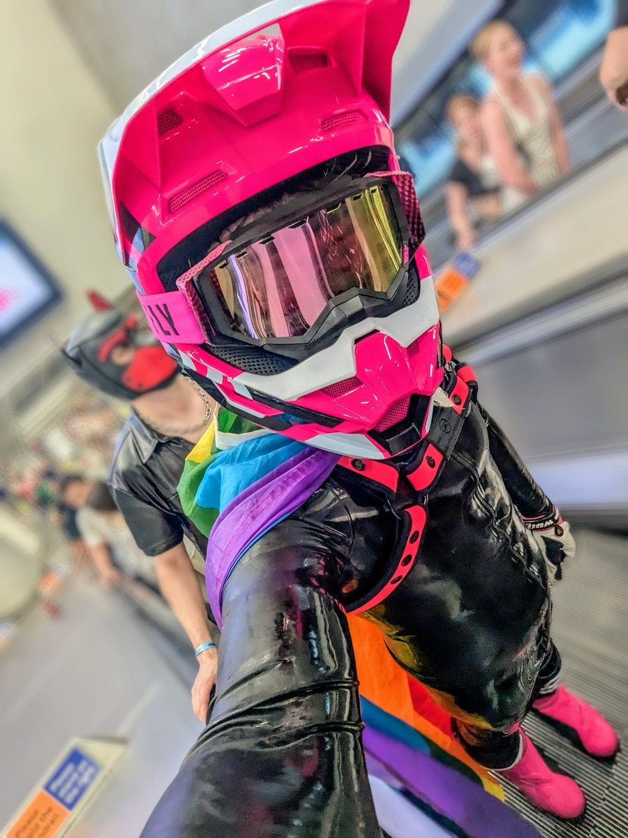 Might just see some rubber boys if you take the tube over Pride 👀 😘

#gayrubber #GayMX #rubbermen