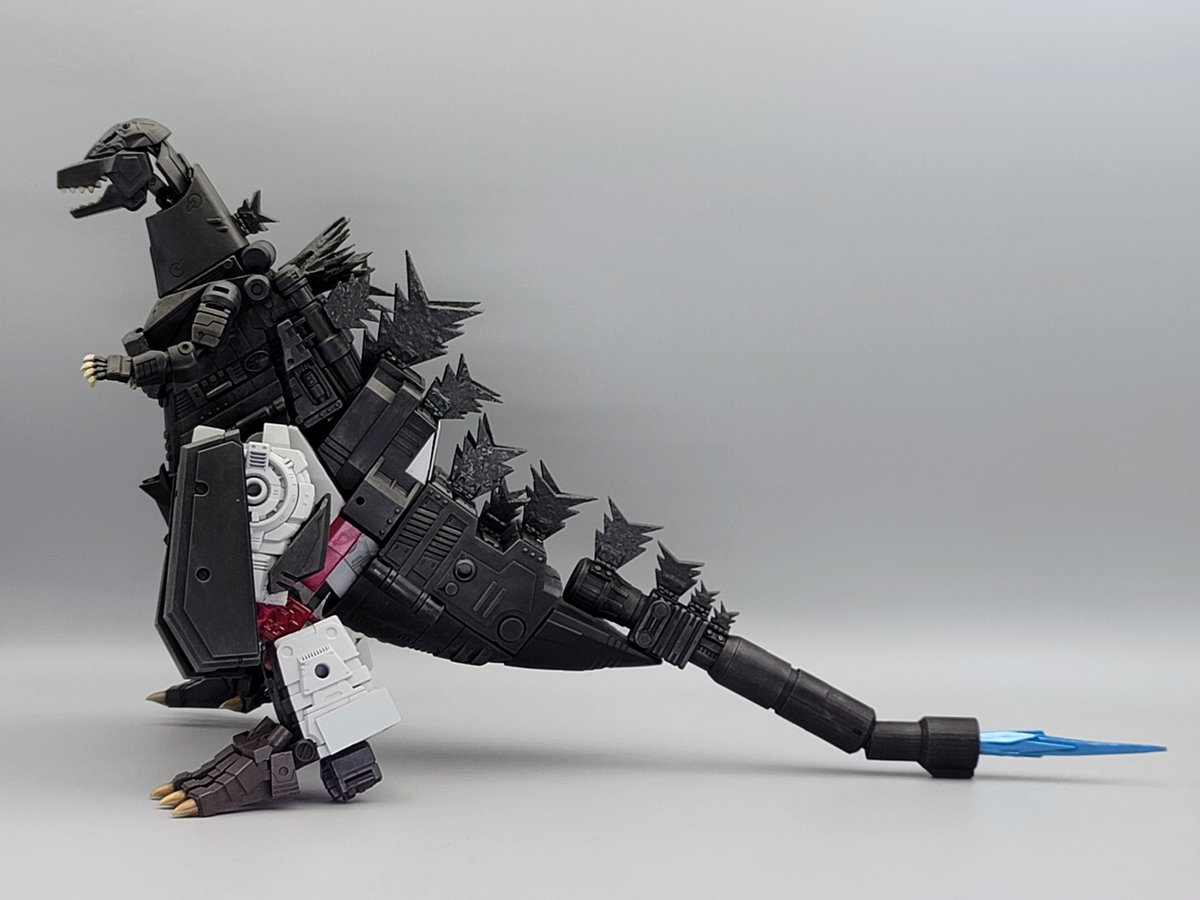 「メガ・ゴジラ」完成！
グリムロック型を納得のいくまでメガトロン、そして-1.0版ゴジラへ大改造しました。
メガ頭・武器はワイルドキングを芯に、胸・肩・腕カバー・ゴジラ脚・ヒレ等はプラ板自作、砲身2個は初の3Dプリンター製です。

こんなゴツいメガ様、見たことないですw
#トランスフォーマー