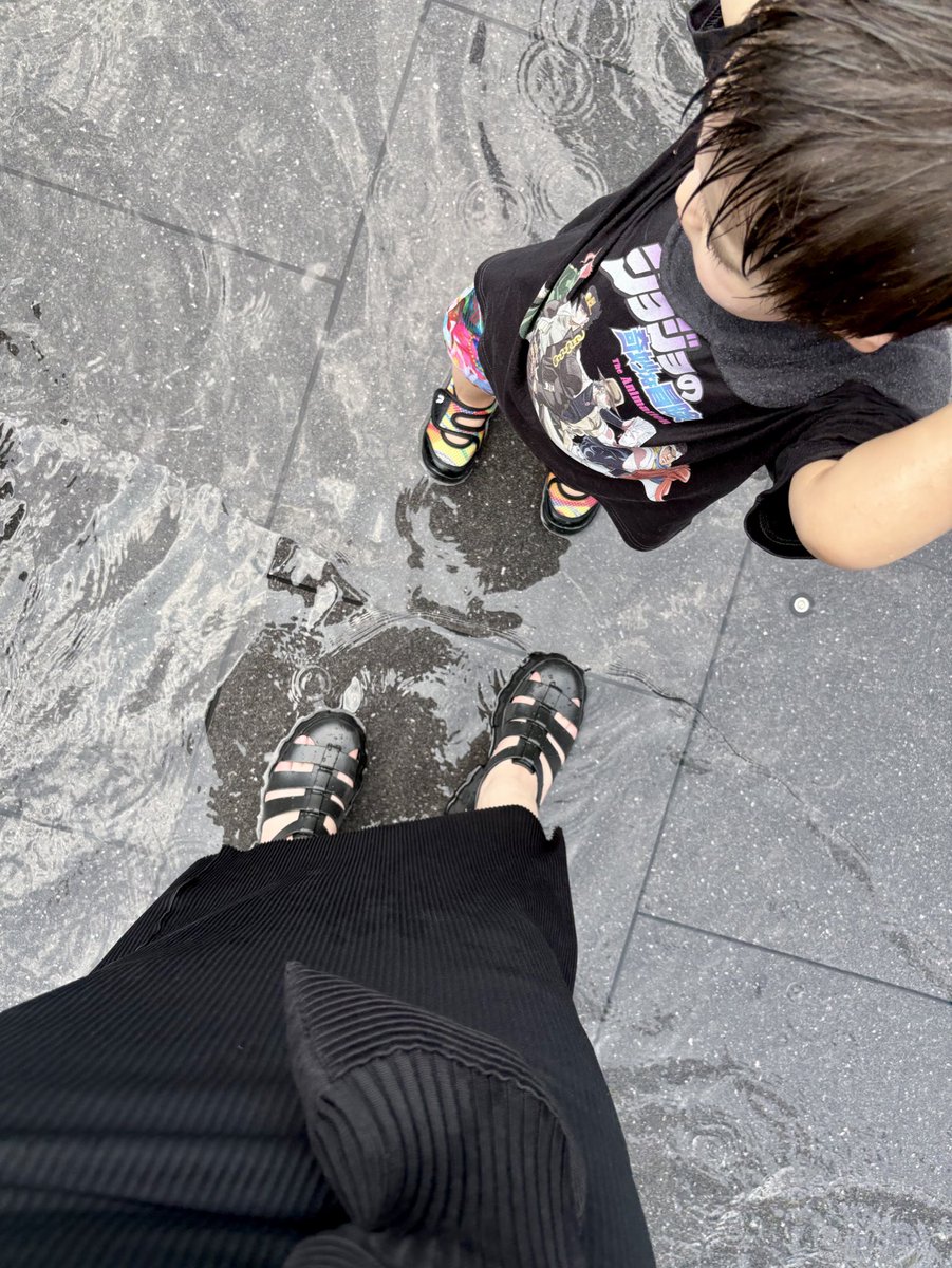 autunn0's tweet image. 母親(私)の趣味で着せられてるジョジョTシャツ、めちゃくちゃいい感じでした。