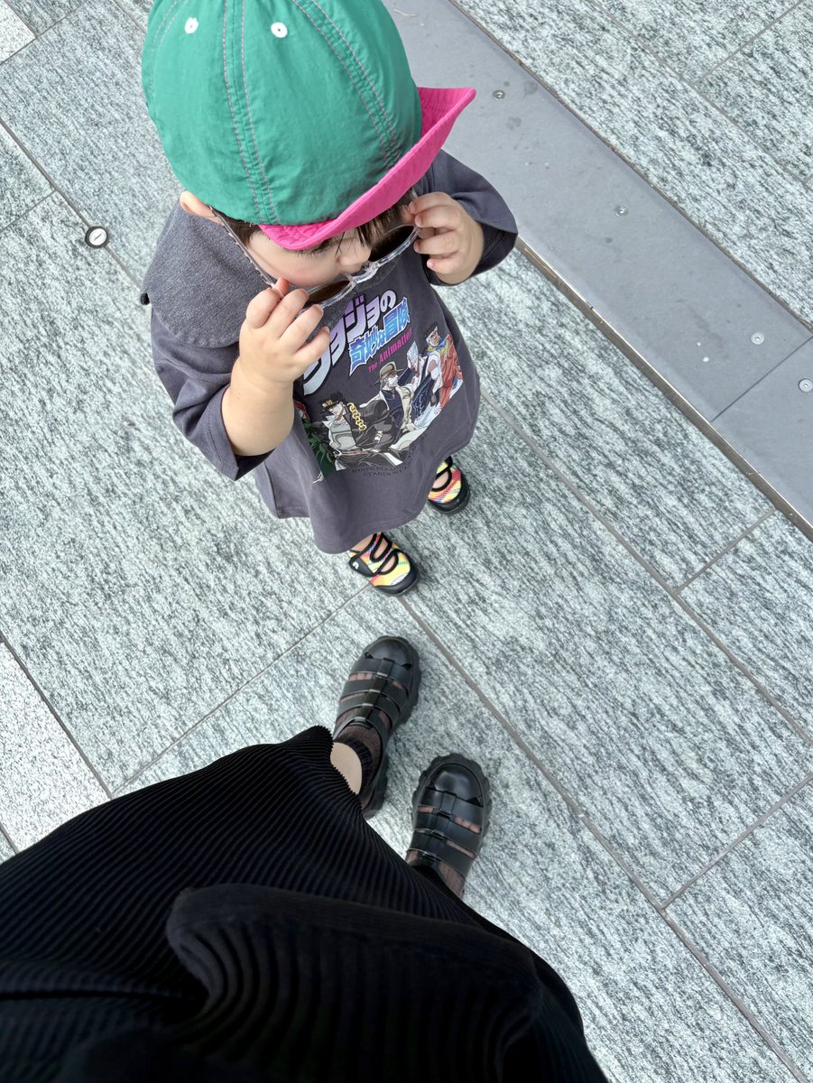 autunn0's tweet image. 母親(私)の趣味で着せられてるジョジョTシャツ、めちゃくちゃいい感じでした。