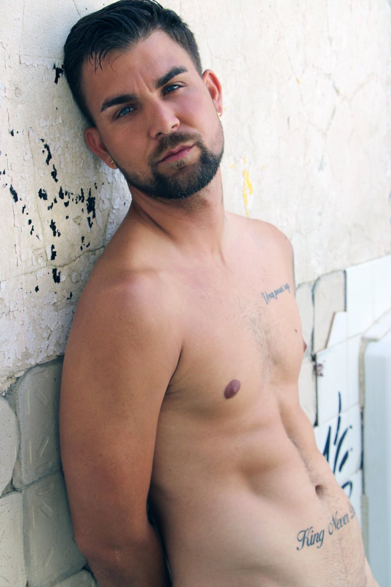 Tu aimes les vrais mecs ? Ceux qui envoient du lourd ?
Hétéro, mais pas trop... Plutôt exhibe !
💪 Calvin t’attend sur mon site
➡️ Corps sec, abdos taillés, sexe généreux 🍆
🎥 + photos &amp; vidéos ultra hot !
🖤 Abonne-toi maintenant 👉 johnhart.fr/sinscrire