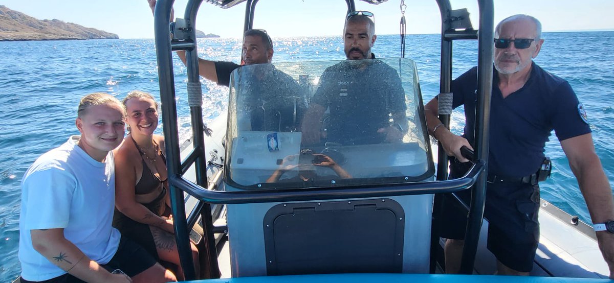 PoliceNat13's tweet photo. #Sauvetage | Mardi, appel de détresse du @CrossMed196 sur la radio VHF pour 2 touristes qui dérivaient sur un paddle, secteur #Calanque Marseilleveyre. Les 👮de la Brigade Nautique les localisaient. Epuisées, elles étaient ramenées à bon port.
➡️ En mer, N° ☎️urgences 1️⃣9️⃣6️⃣ https://t.co/g3Pfa0lCBW