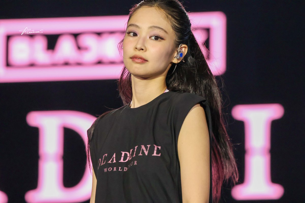 Miaoooooforru's tweet photo. 250706 DEADLINE in GOYANG
She that stunna
Ereone know that she is me

#JENNIE #제니 #블랙핑크 #BLACKPINK #BLACKPINK_DEADLINE #BLACKPINK_WORLDTOUR2025 https://t.co/Ro0ll43Rvc