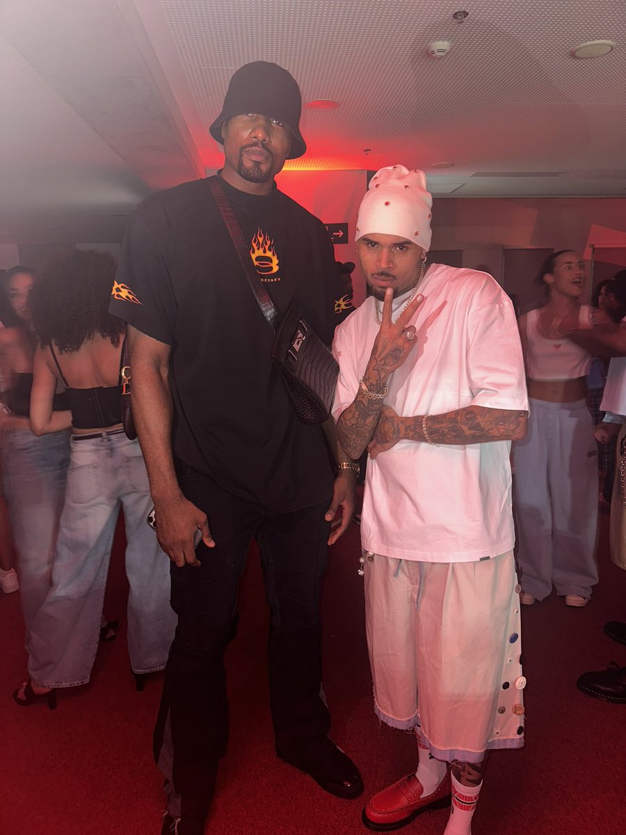 leriswecan's tweet image. #Ibaka vs #BreezyBowlXX