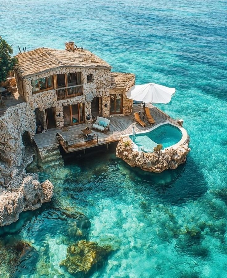 Denize bakan bir taş ev..