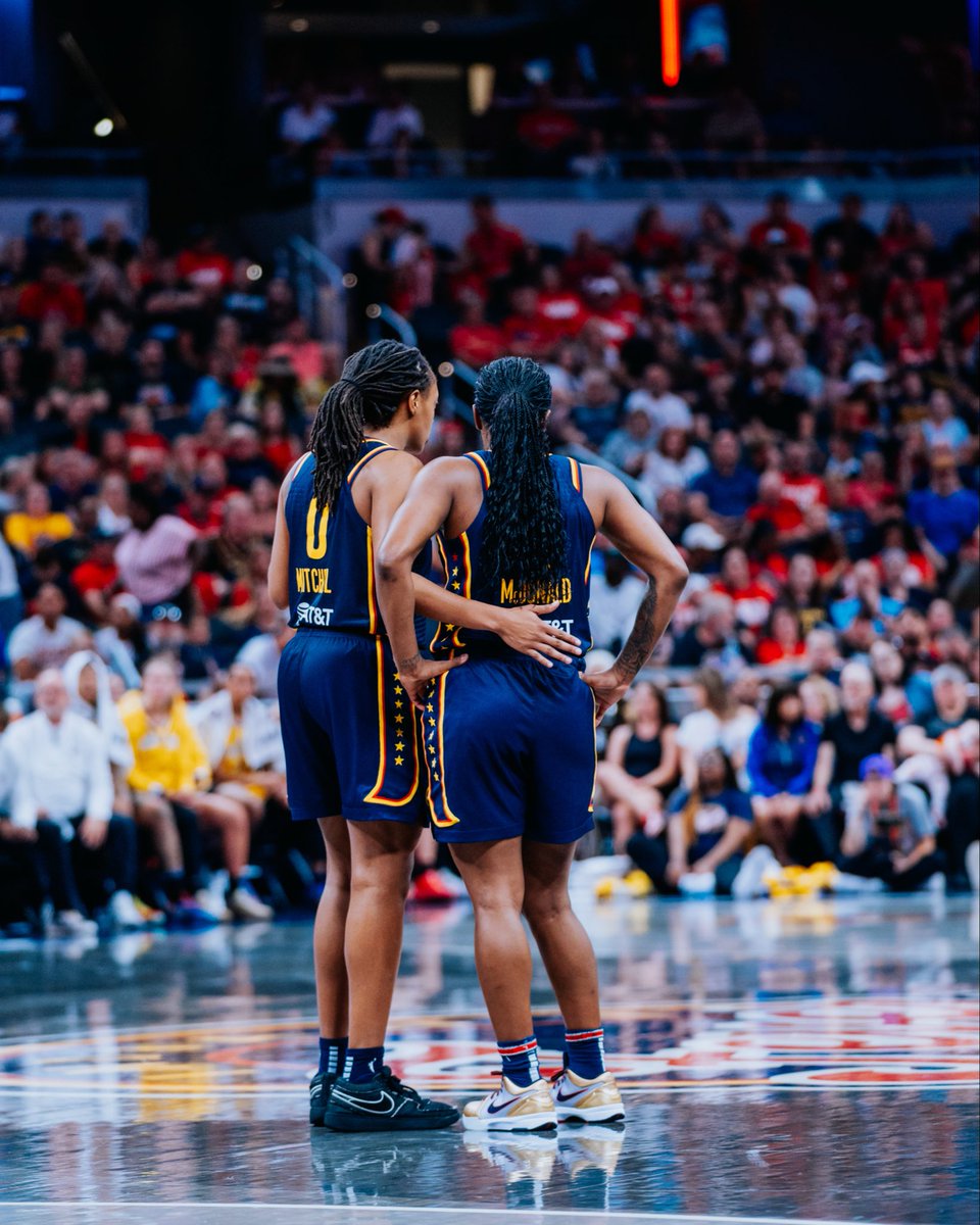 This backcourt 💛 <a href="/McdonaldAari2/">Aari McDonald</a> <a href="/Kelz_Hoop/">Kelsey Mitchell</a>