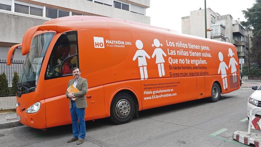 ¿Es el #BusNacional nuestro mejor bus hasta la fecha? ¿Sois más del #CapoBus? ¿O preferís nuestro mítico #HOBus («los niños tienen pene, las niñas tienen vulva») que nos puso en el mapa?

Os leemos 👀
