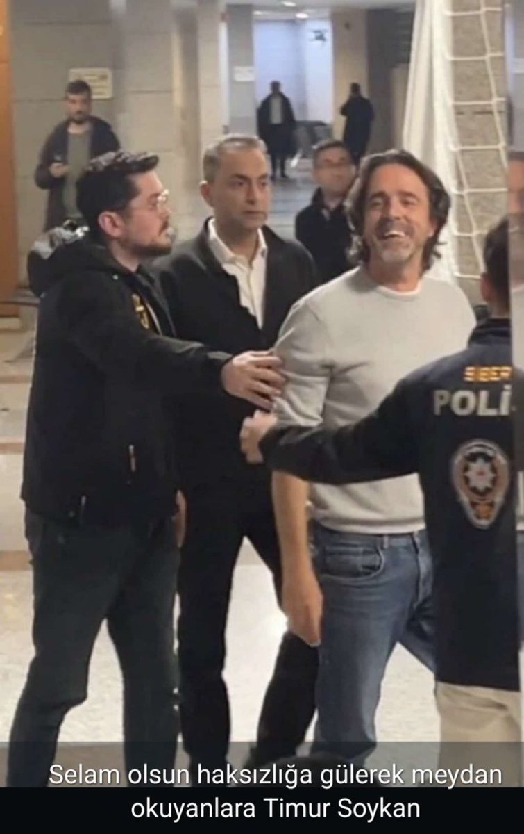 Timur Soykan'ın mahkemesi sürüyor. Şu anda yaklaşık 20 kişilik  Çevik Kuvvet timi 6. kata çıkarıldı. Biz bir grup gazeteci, Timur'u görmek bir selam vermek, bir el sallamak için bekliyoruz. İstenen net: Timur'un bir kez daha böyle bir fotoğraf vermesini engellemek.
