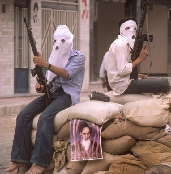 با شاه فقید اینطوری می‌جنگیدن
ولی امروز میگن جنگ بده و باید کتاب بخونیم !
#چپ_مادرجنده
