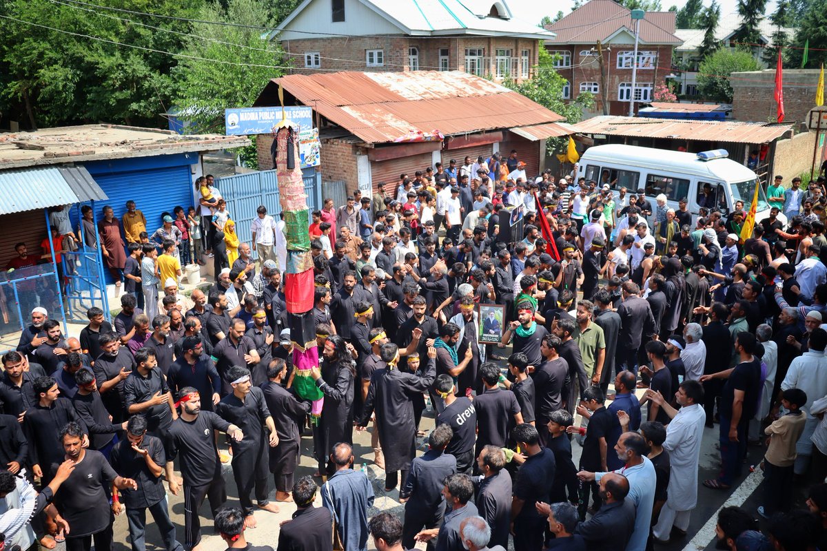 KashmirLife's tweet image. Sopore: Ashura 2025 Observed 

The 10th of #Muharram, #Ashura, was solemnly observed in #Sopore with large mourning processions across the district. See photos by #UmarQayoom
