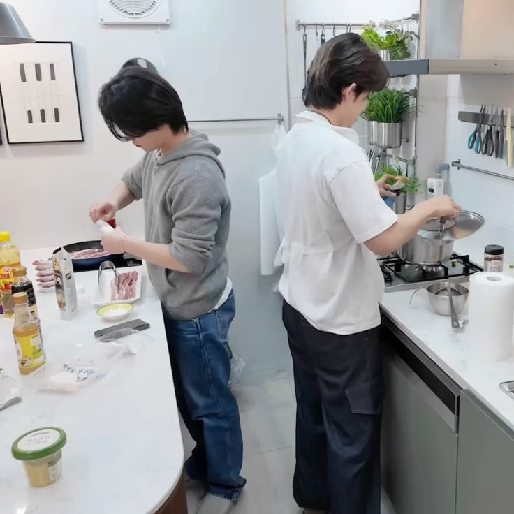 TERTULlS's tweet image. Keluarga Wahyudy kalau lagi ngumpul

Yang masak                                 afk