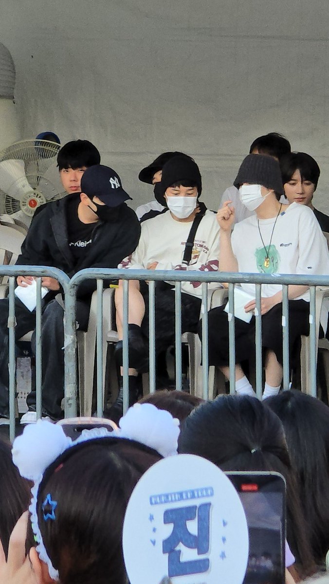 Yang satu nyiapin world tour
Yang satu nyiapin aransemen lagu baru buat comeback
Yang satu nyiapin koreo dance baru biar ntar abang tinggal nambahin