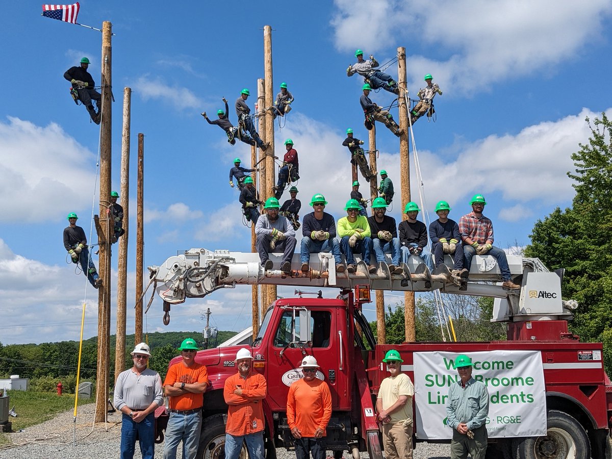 Avangrid's tweet image. Across our service areas in the Northeast, Avangrid's workforce development programs are not only filling a critical talent gap, but also providing students with a pathway to fulfilling, well-paying careers in the #energy industry. Read more: ow.ly/JRjo50WllT1