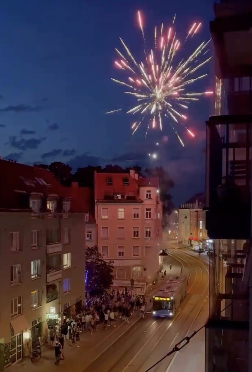 FasziFankurve's tweet photo. Jubel &amp; Feuerwerk in Giesing - Hasan Ismaik verlässt nach 14 Jahren 1860 München. Mehr dazu hier im Artikel ➡ https://t.co/x50srgQ91D 🎥: @kreativefuersechzig.ev #1860 #Ismaik #freiheitfuersechzig #muenchnerloewen #giasing #pyrotechnik https://t.co/mHc8zrtt6U