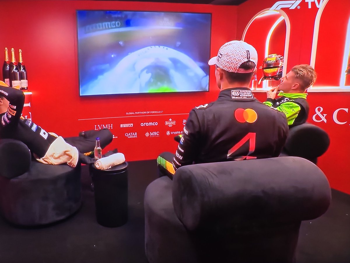 E o cabelo, senhores?! Este cabelo vem de última para o pódio debaixo de um dilúvio e continua incrível!