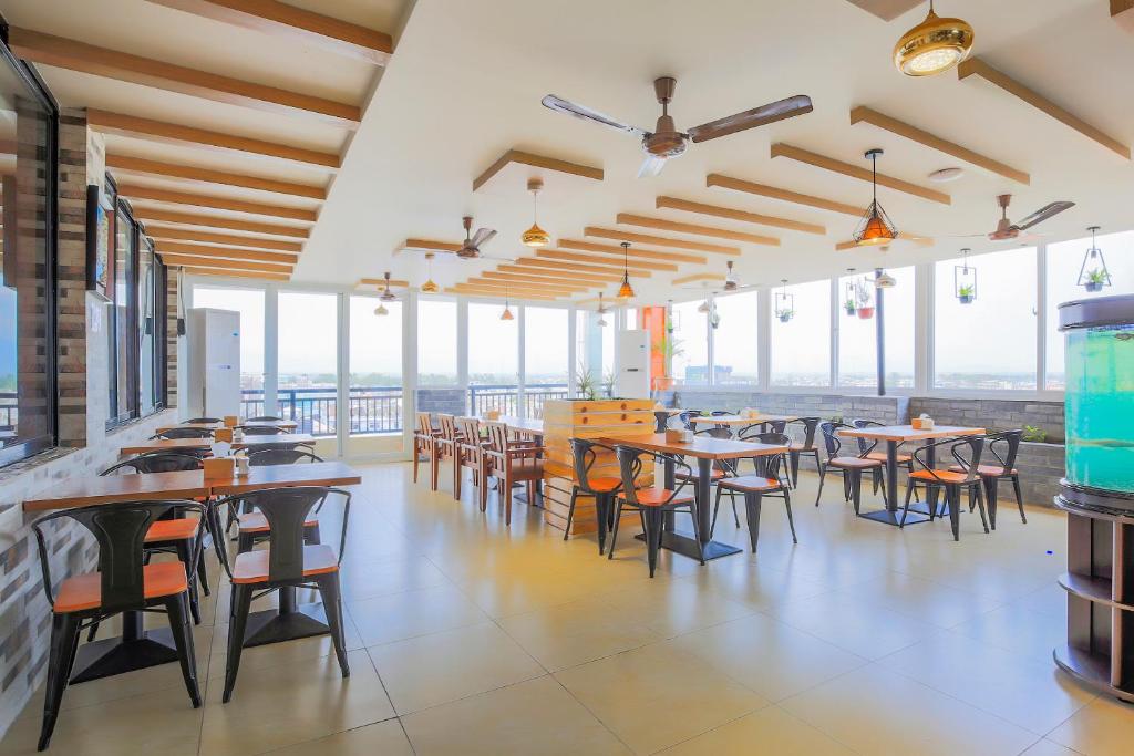 #فندق_اليوم
Hotel Intourist Palace: من الفنادق العريقة في #باتومي، يشيل بصمة تاريخية من أيام الاتحاد السوفيتي بس بتجديد حديث 🏛️🔆. #جورجيا #فنادق

📞 📞 wa.me/995555553007