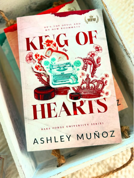 ashley_mun15310's tweet photo. Get your signed Foiled or Spot Gooss Edition + Swag In my online store only 🫶
Limited stock, so be sure you grab yours! Link in bio.
#specialeditionbooks #bookstoreonline #romancebookaddict #booklover #paperbacks https://t.co/MKI3InzHg6