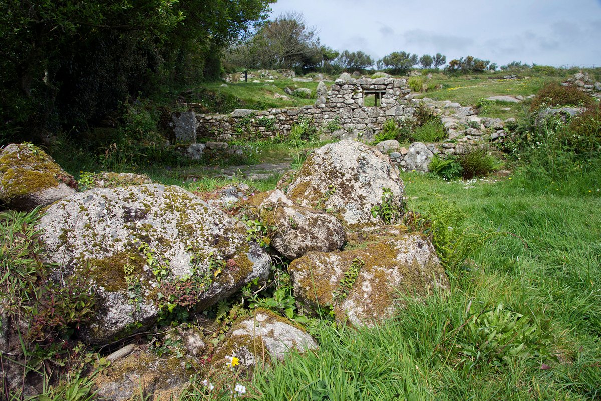 EnglishHeritage's tweet image. This is Carn Euny Ancient Village in Penzance 🌟
If you visit, look out for the fogou (seen in the second picture). This is a type of underground structure, it's purpose remains unknown, found only in Cornwall. The fogou was discovered in the 1840s by miners looking for tin.