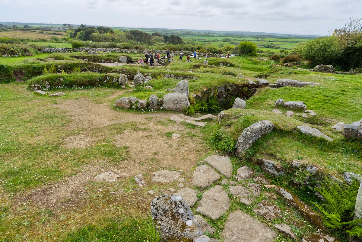 EnglishHeritage's tweet image. This is Carn Euny Ancient Village in Penzance 🌟
If you visit, look out for the fogou (seen in the second picture). This is a type of underground structure, it's purpose remains unknown, found only in Cornwall. The fogou was discovered in the 1840s by miners looking for tin.