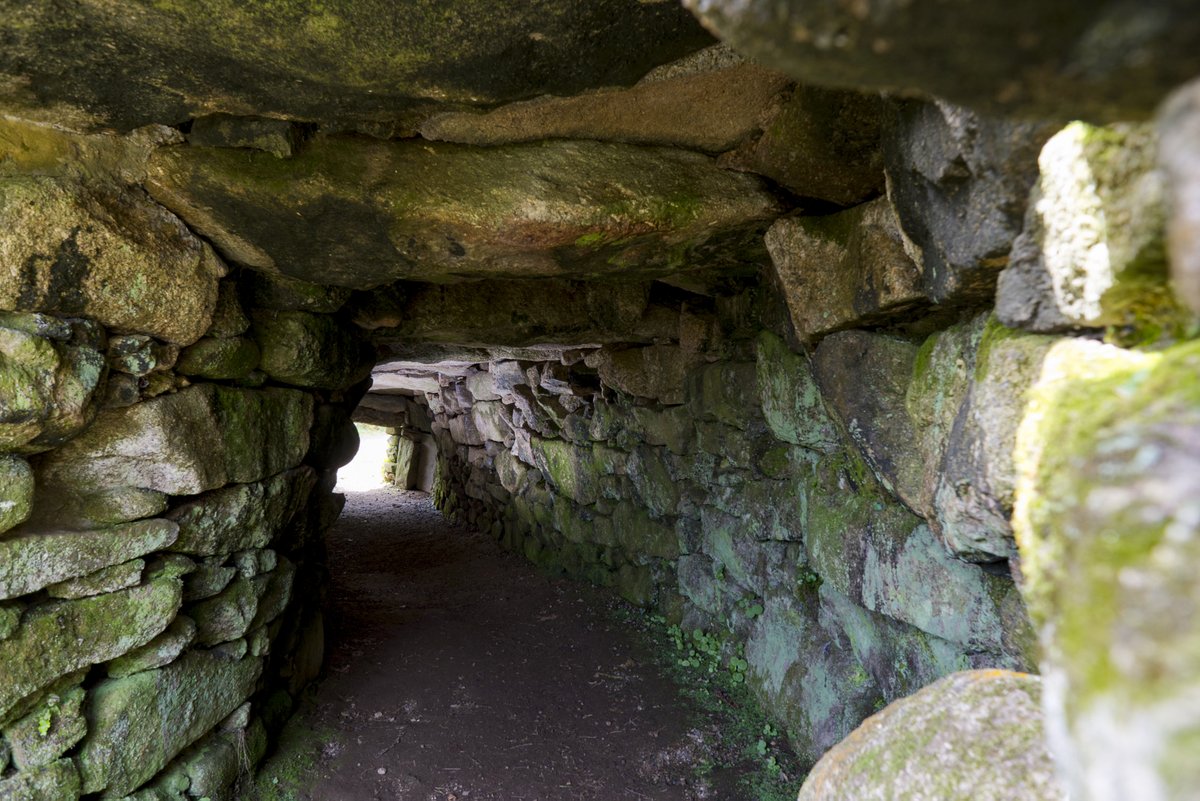 EnglishHeritage's tweet image. This is Carn Euny Ancient Village in Penzance 🌟
If you visit, look out for the fogou (seen in the second picture). This is a type of underground structure, it's purpose remains unknown, found only in Cornwall. The fogou was discovered in the 1840s by miners looking for tin.