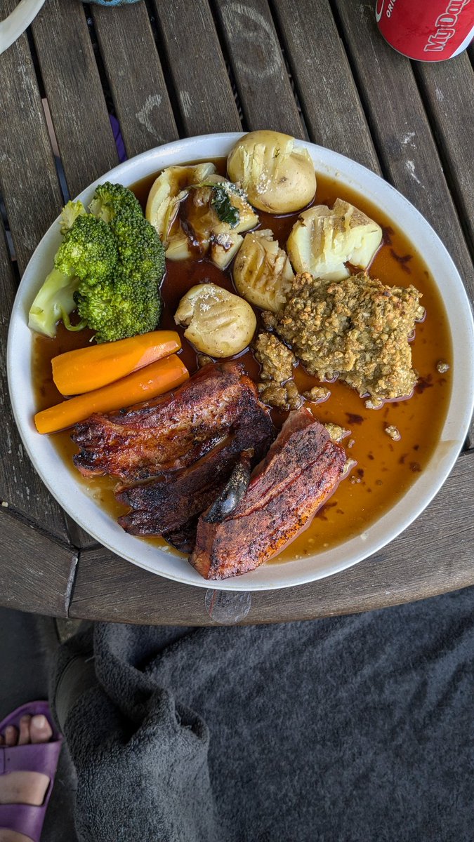 Dinner is served and I'm eating outside in the garden.

Care to join me? 😊💜😋