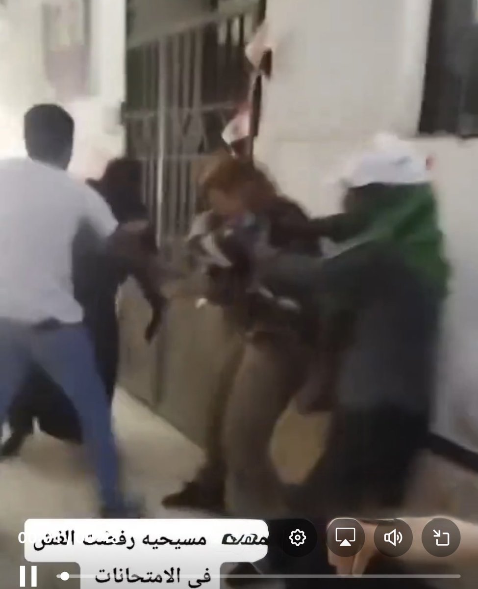 انتو ليه مستغربين انها شتمتها بدينها….الموضوع من زمان بس كل واحد وحظه 🧐🧐👇🏻👇🏻👇🏻👇🏻
وانا في خامسه طب  القصر العيني روحت امتحان الشفوي للنسا
لابس بدله وشكلي نضيف ومهندب يعني🤣
دخلت اللجنه سألني الدكتور اسمك ايه جاوبت اول ما عرف  اسمي(عرف ان مسيحي طبعا) قالي شكلك باين انك غبي  (ده