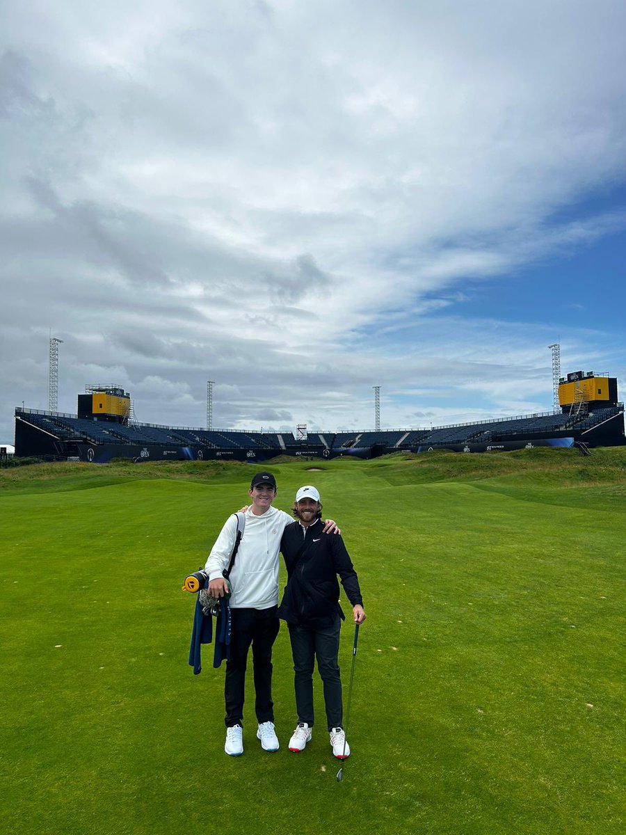 TommyFleetwood1's tweet image. Great seeing @royalportrush today with Mo. Course is amazing. Looking forward to The Open!!