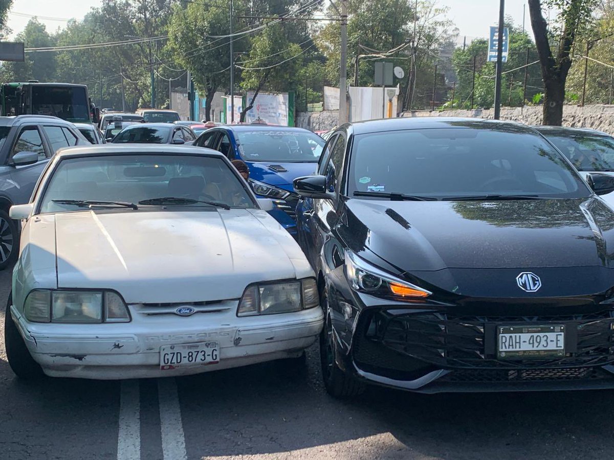PRISCILA_DISENO's tweet photo. @UCS_GCDMX  AYUDA este coche le chocó a mi mamá hoy en la mañana y se dio a la fuga, cuando les pidieron que se movieran para no hacer más tráfico! que se puede hacer? https://t.co/XRpEwRcVZS