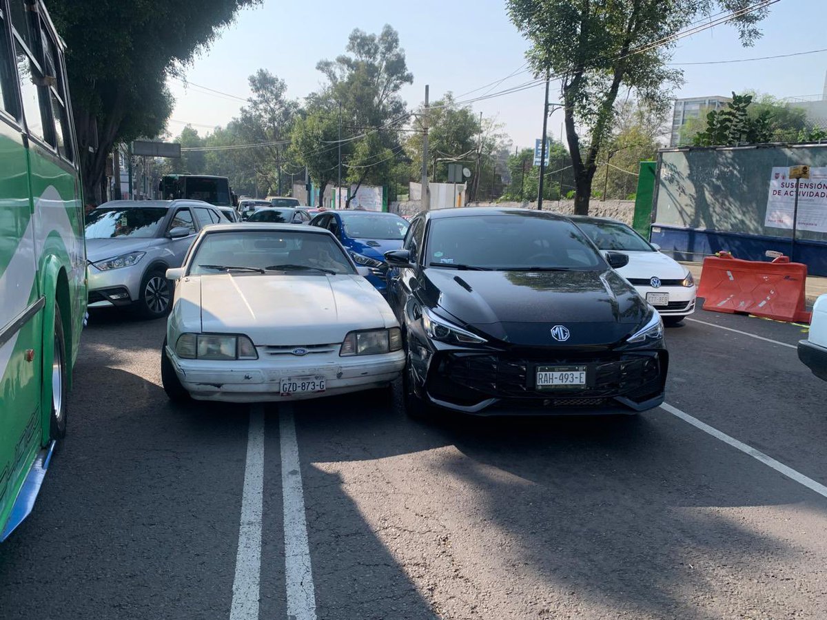 PRISCILA_DISENO's tweet photo. @UCS_GCDMX  AYUDA este coche le chocó a mi mamá hoy en la mañana y se dio a la fuga, cuando les pidieron que se movieran para no hacer más tráfico! que se puede hacer? https://t.co/XRpEwRcVZS