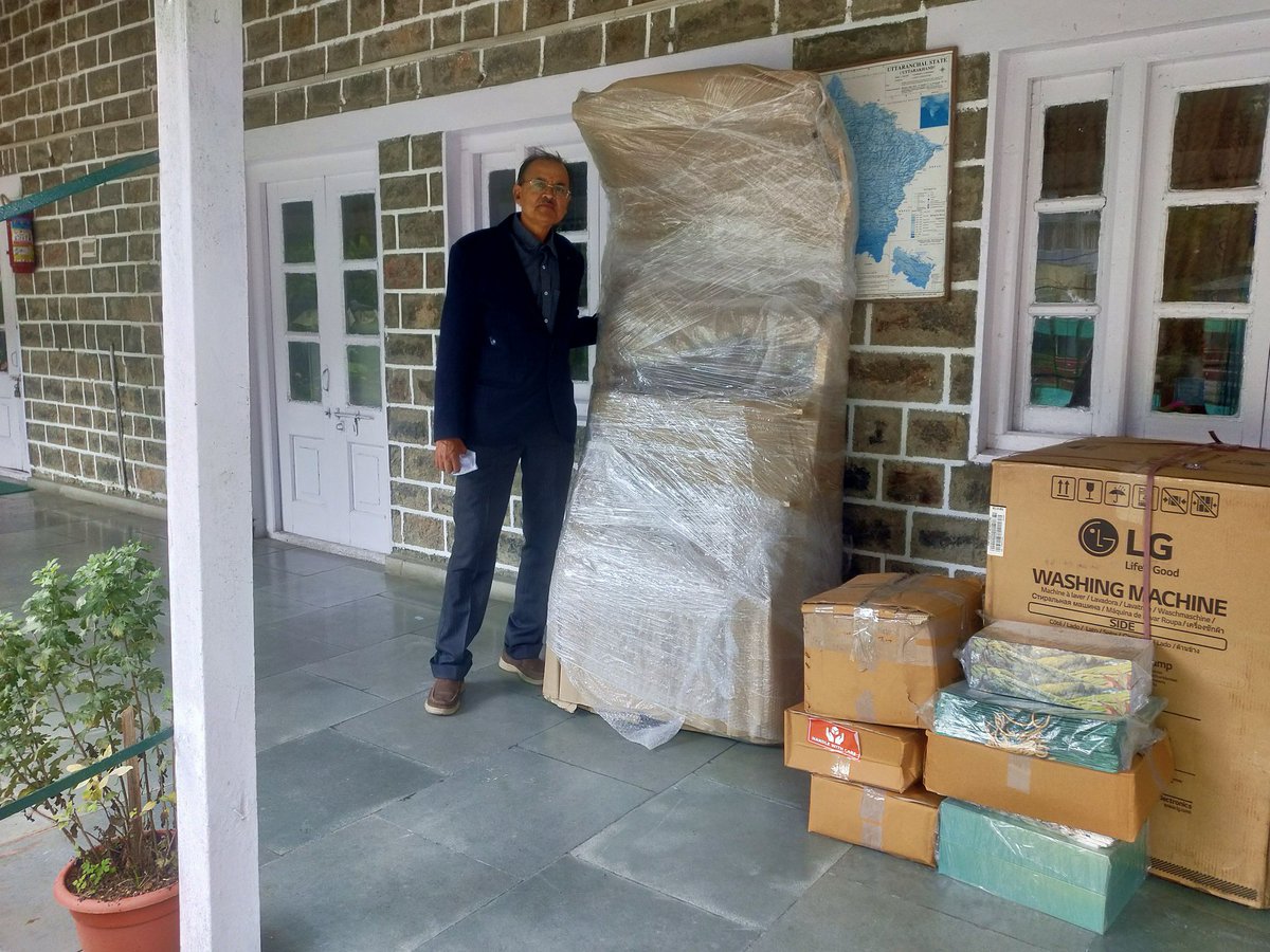 REAPNainital's tweet photo. Today HoH standee arrived at UPAA, Nainital for showcasing premium products of rural Uttarakhand। The product range includes millets, pulses, millet bakery, silk stol, herbal tea, Uttarakhandi topi etc।
@REAPNainital @REAPUttarakhand 
@CdoNainital @IFAD https://t.co/VDILqW9Esm