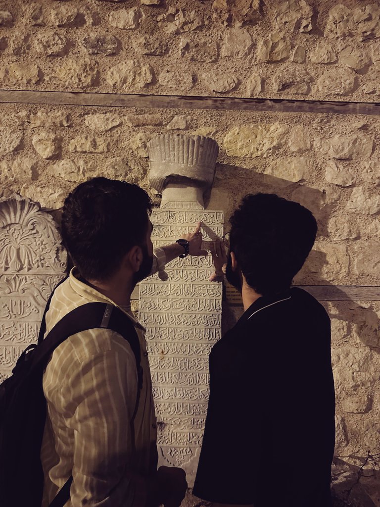 Şeyh Süleyman Mescidi Hazîresi'nden; 

"Dikkat ile nazar eyle şu mezâr tâşına
Âkil isen gâfil olma aklını al bâşına.."