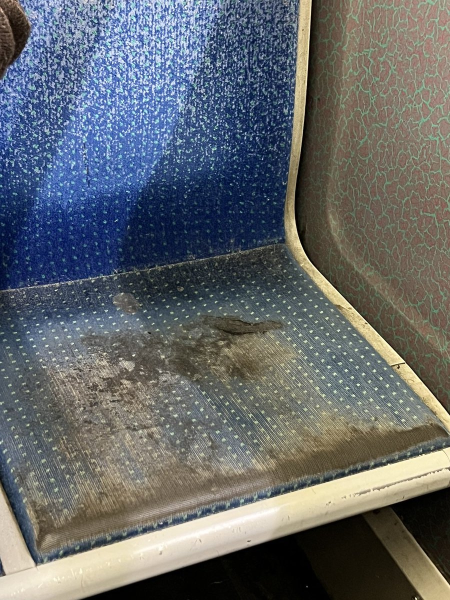 DeparisJulien's tweet photo. Les sièges de la @Ligne12_RATP sur le réseau @IDFmobilites opéré par @ClientsRATP vous souhaitent une très belle fin de week end. https://t.co/KhgAIgd36P