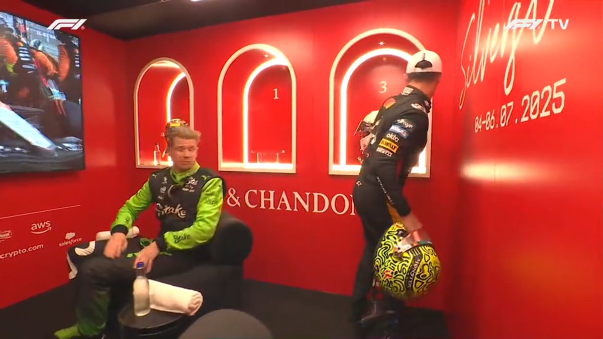 😅Hülkenberg kaskını getirmesi gerektiğini bilmediği için Norris, onun yerine getirdi.