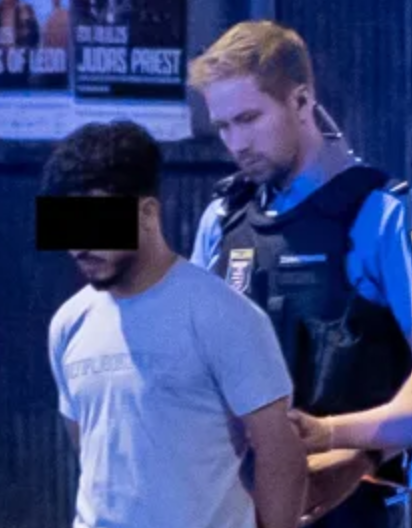 Das ist der EinMann, der gestern in Frankfurt 23-jährige Zwillinge totgefahren und ein drittes Opfer schwer verletzt hat. 
Laut Zeugenaussagen war der EinMann rücksichtslos und mit überhöhter Geschwindigkeit unterwegs.