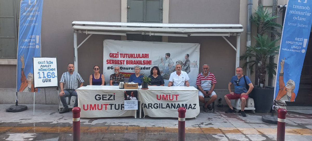 tmmobizmir's tweet image. Adalet Nöbeti 1168. gününde!
Güvenli ve sağlıklı yaşam alanlarında barınma hakkını, kent hakkını, adaleti, özgürlüğü talep eden Gezi’nin taleplerinin arkasında, tutuklu arkadaşlarımızın yanındayız.
#GeziyeÖzgürlük #GeziyiSavunuyoruz