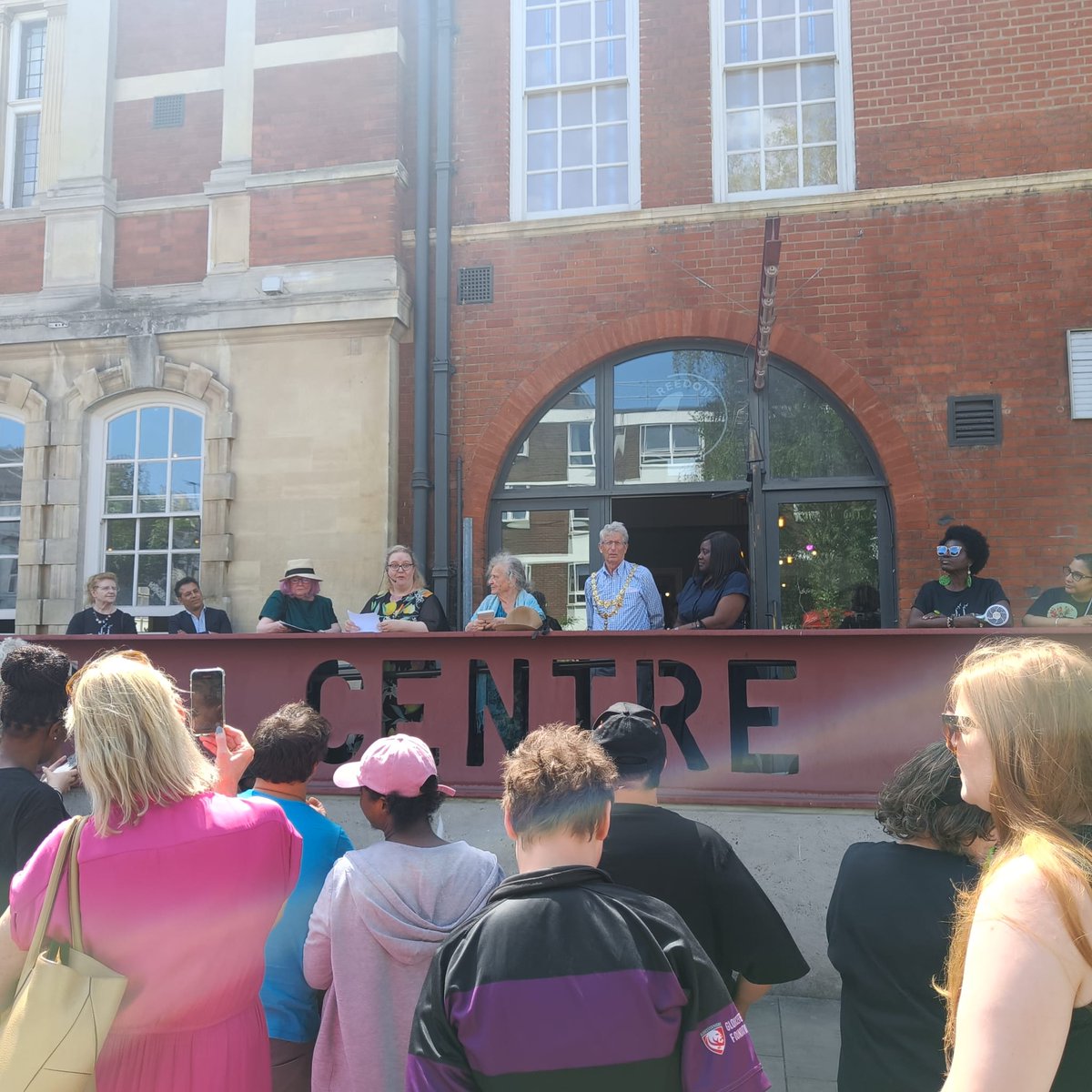 WandsworthMayor's tweet image. Attended the unveiling of a Battersea Society plaque for Jeanie Senior 1828-1877. She was the first woman to be appointed as a Civil Servant as Inspector of pauper schools in workhouses. Let’s remember her and all the courageous women who stand up for sex equality.
@Batterseasoc