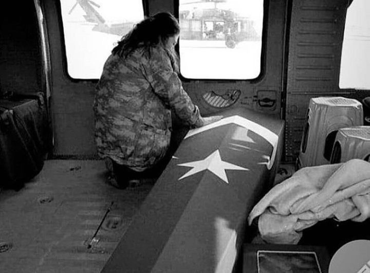 ➖"Hiç ailesi olmamış bir insan olarak, kurduğu ailenin yüzüne hasret bir yaşam sürecek adamı kendime eş seçmem, benim hatamdı ama; 
Benim hayatımdaki en güzel hatamdın.."

#azizruhlarışâdolsun